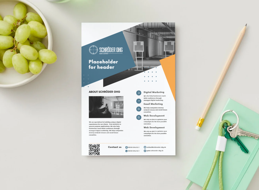 Schröder OHG services flyer met geometrische vlakken en pijlaccent